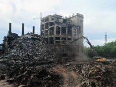 Демонтаж здания агломерации аглофабрики № 1 экскаватором-разрушителем VOLVO EC 480 DL DEMOLITION