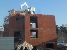Демонтаж 3-х этажного здания до основания с применением мини экскаватора Takeuchi с гидравлическим молотом